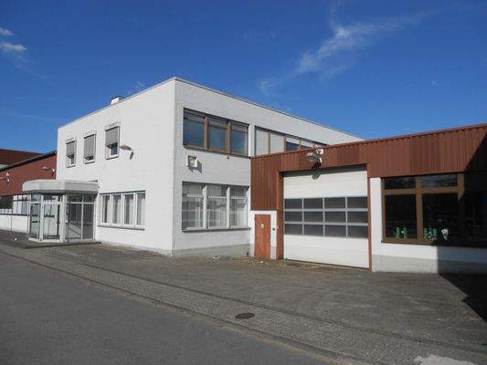 Außenansicht Bürogebäude und Halle 4
