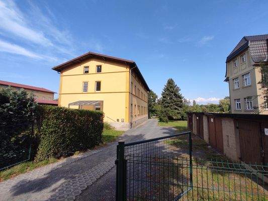 rechte Grundstückseinfahrt