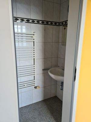 Bereitszimmer mit Dusche_Bild 4.jpg