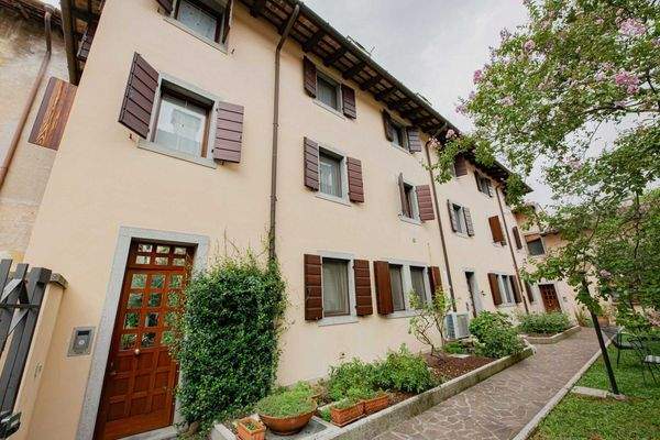 Eckhaus in Udine in der Via Grazzano