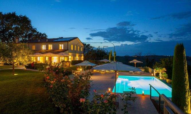 Luxusvilla mit Gästehaus und Panoramablick – Nähe Adria, Marken