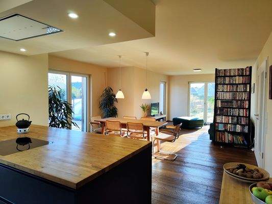 26) Sicht v.d.Küche in den Esszimmer-Wohnbereich.j