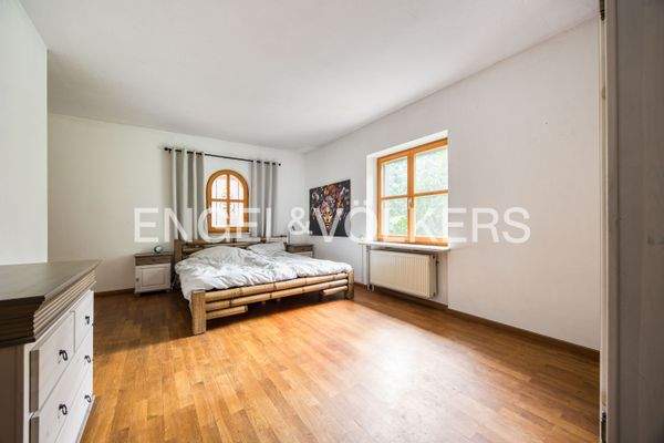 Schlafzimmer mit Echtholzparkett und Blick in den Garten