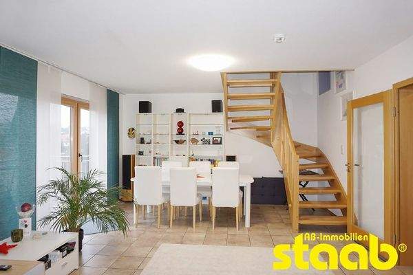 ...mit Treppenaufgang in den Spitzboden