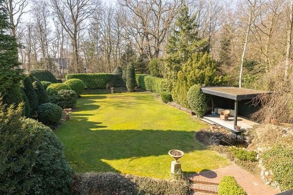 Blick aus dem Obergeschoss in den Garten