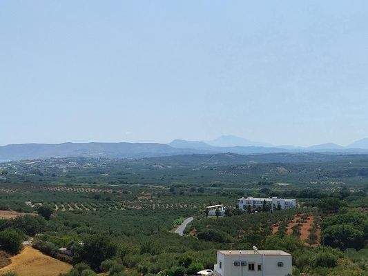 Kreta, Georgioupoli: Premium-Grundstück mit fertiger Lizenz in der Nähe des Dorfes zu verkaufen