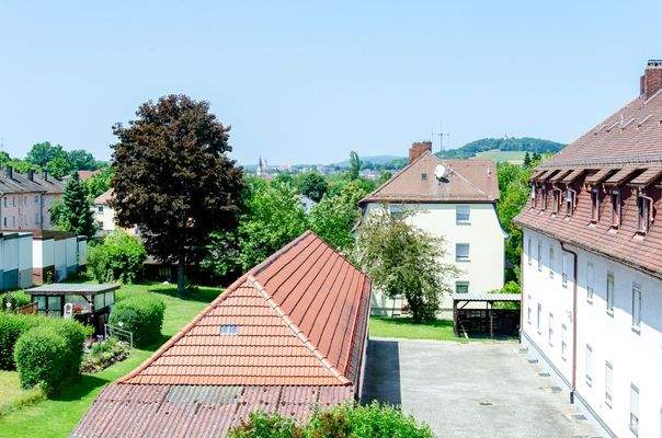 Blick vom Wohnzimmer auf die Stadt