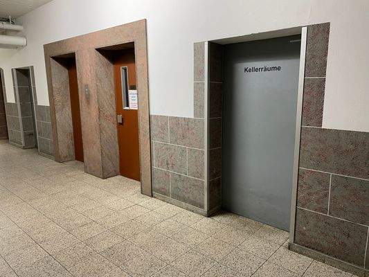 Aufzüge und Zugang zu den Kellerräumen 