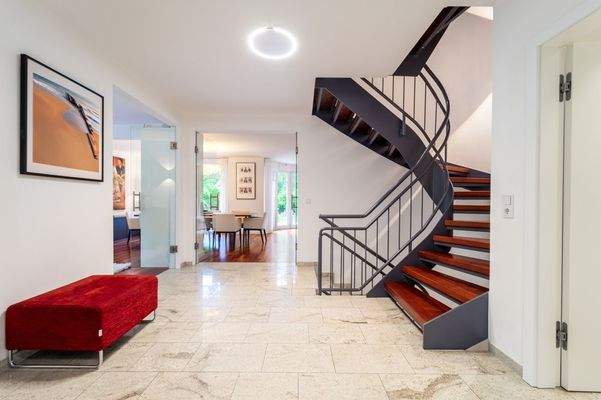 Repräsentativer Eingangsbereich mit Granitboden