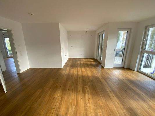 Wohn- und Essbereich mit weißen Wänden, Vinylboden in Holzoptik, Fenster.JPG