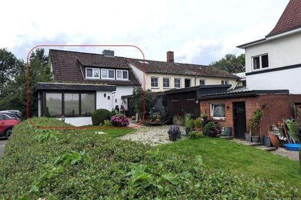 Wohnhaus mit Anbau und Garten