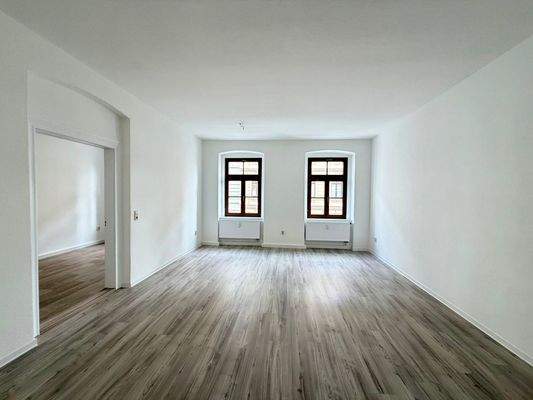 Helles Wohnzimmer mit Balkon