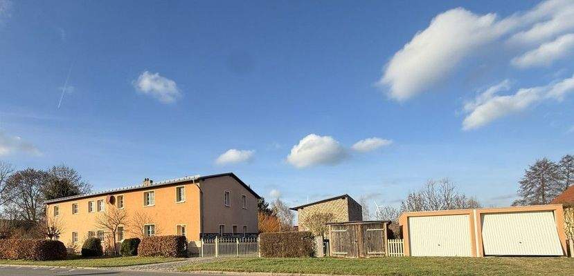 Straßenansicht Haus + Doppelgarage