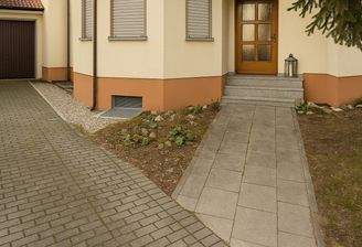 Komfortabler Hauseingang mit durchdachter Wegeführung und charmantem Naturstein-Akzent