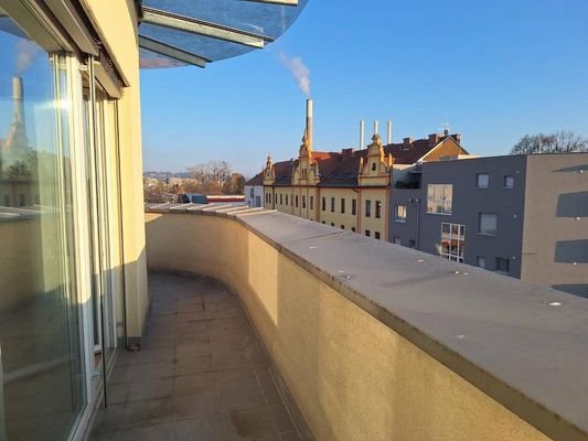 BALKON weiterführend ums Eck zur Ostseite