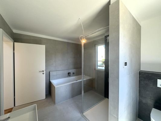 OG / Badezimmer 1 von 2