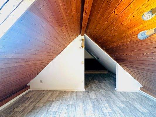Dachschräge mit Holzwänden