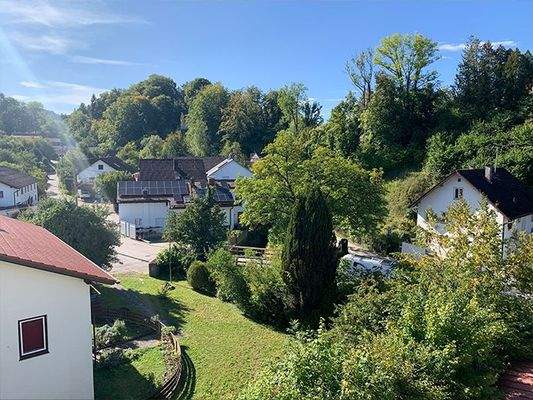 Ins grüne Kienbachtal Richtung Andechs blickt man