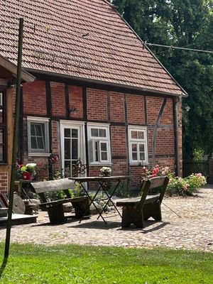 Sitzplatz vorm Haupthaus