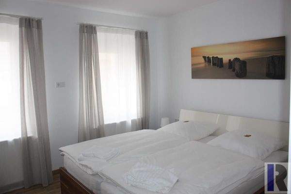 Schlafzimmer mit Komfort-Doppelbett