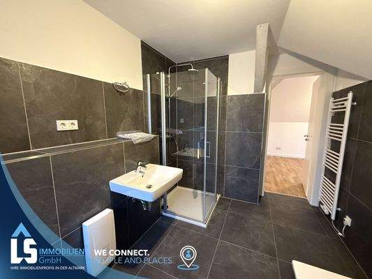 Masterbad mit Dusche und Badewanne 