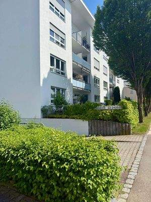 Hausansicht und Tiefgaragenabf