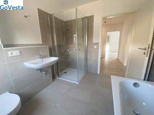 Badezimmer 1. OG andere Perspektive 