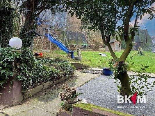 Terrasse mit Blick in den Garten