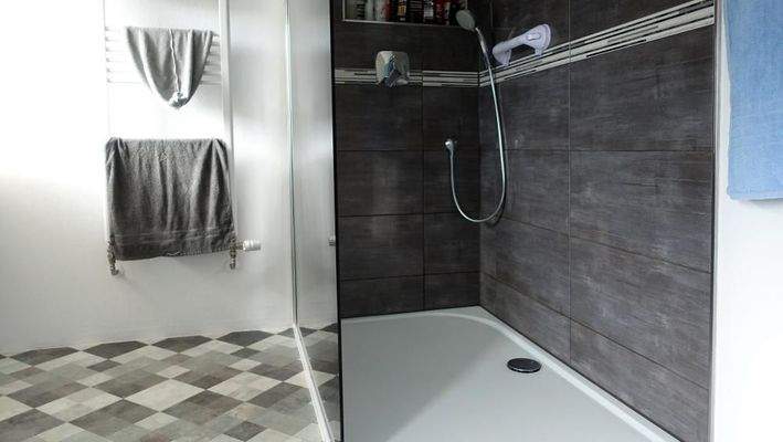 Badezimmer mit Dusche