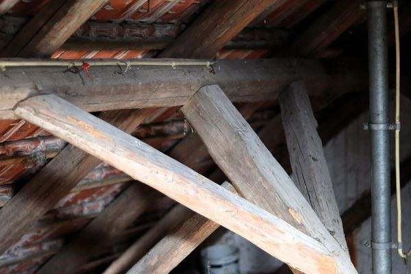 Dachstuhl des entkernten Hauses