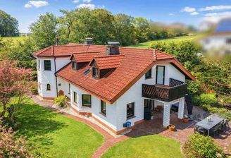 Luftbild auf Haus und Terrasse