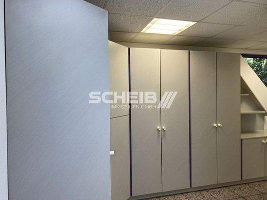 mit Einbauschränken