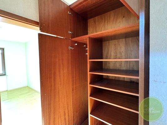 ... zusätzlichen Stauraum entlang ...