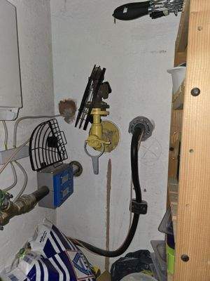 Hausnummer 6 Gasanschluß im Keller