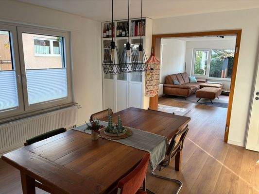 Wohn und Esszimmer mit Blick in Garten