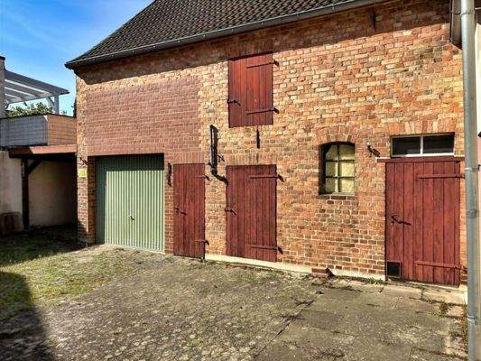 Blick zur Garage und Carport