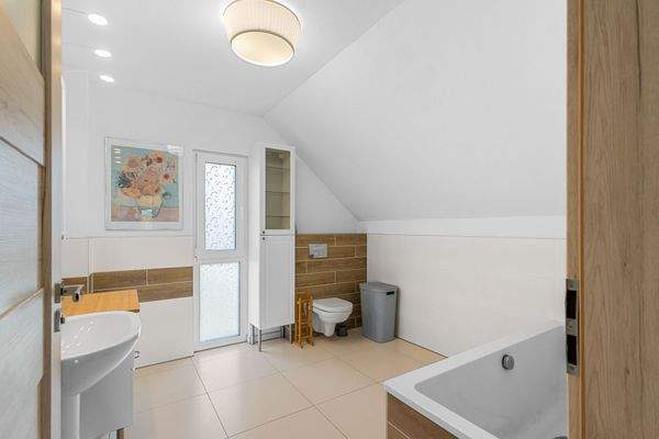 Badezimmer mit Tageslicht