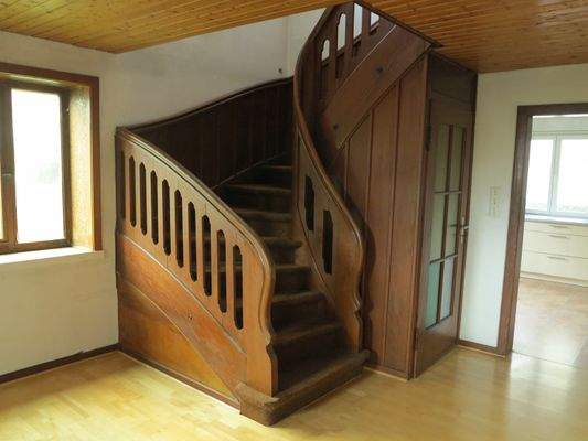 Massive Wendeltreppe ins OG