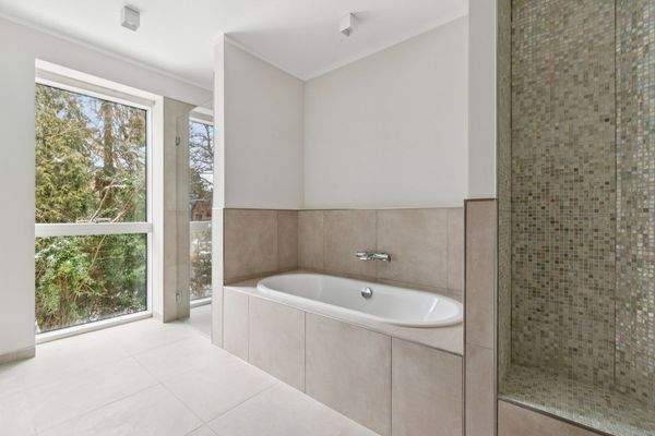 Das en suite Badezimmer schafft eine angenehme Wellnessatmosphäre