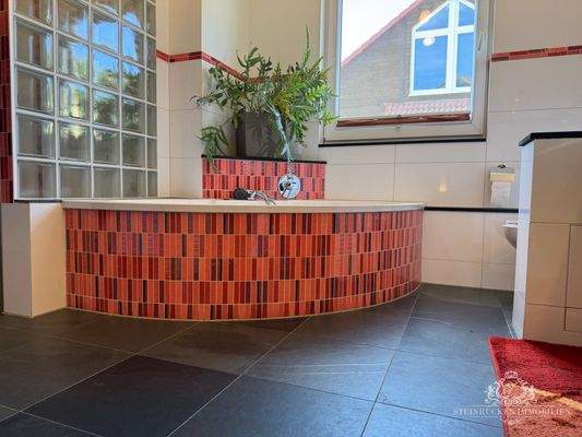 Badezimmer mit Wanne und Dusche