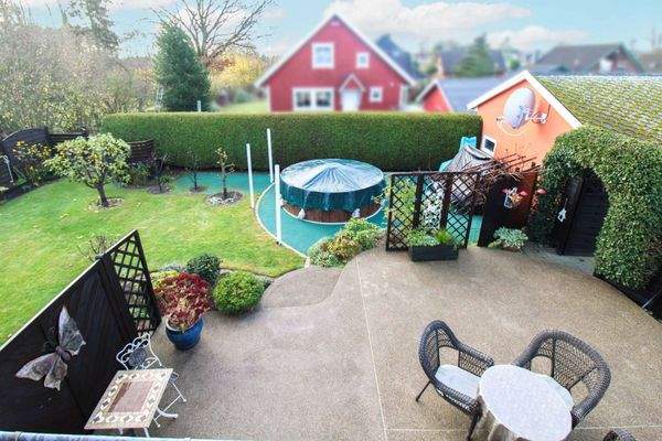 Große Terrasse und Garten