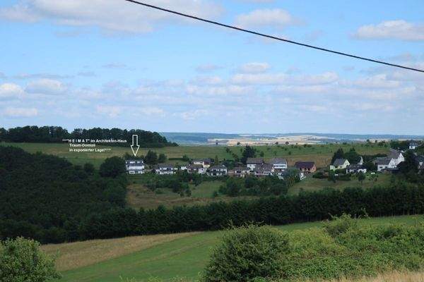 Blick von der Landstraße aus Richtung Traum-Haus