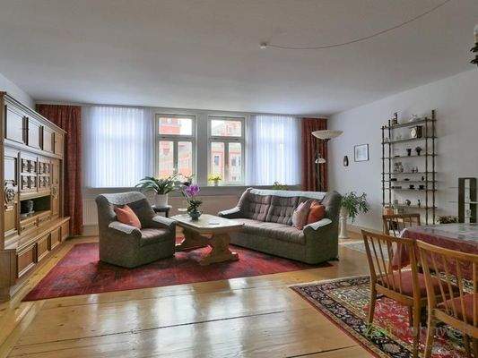 Blick zur Fensterfront