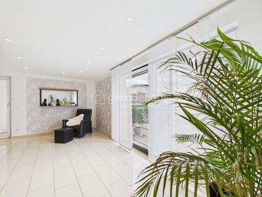 CAM03818G0-PR0042-STILL027