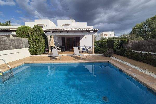 Familienfreundliches Haus in Strandnähe mit Pool und Terrasse