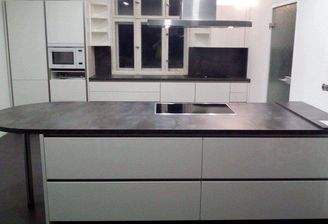 offene Küche mit Küchenblock