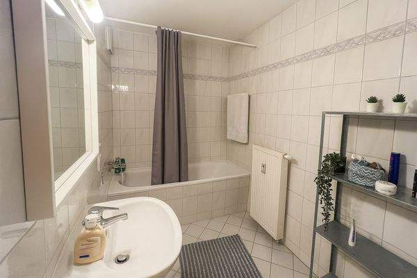 Badezimmer 1 mit Duschbadewanne