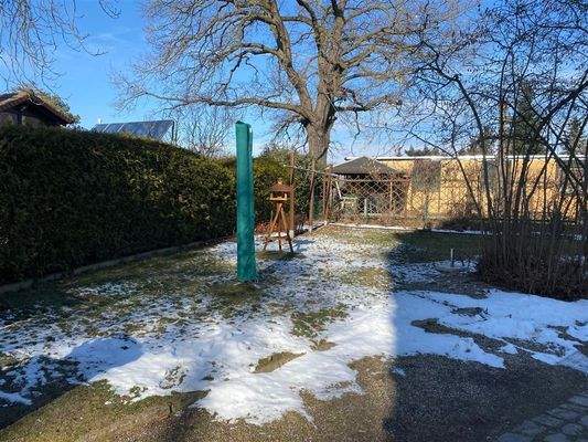 im Hof steht eine Wäschespinne zur Mitbenutzung