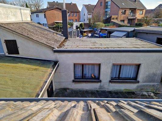 Blick auf den Anbau und die Dächer