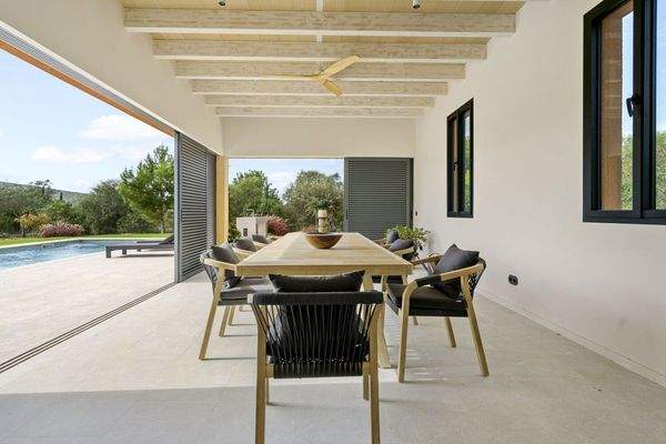 Überdachter Essbereich neben der Küche